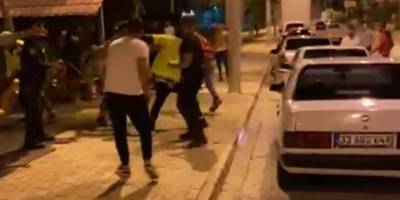 Alkollü oldukları iddia edilen 3 kişi polisleri darp etti