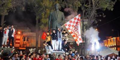 Ayvalık’ta şampiyonluk sevinci meydanlara sığmadı