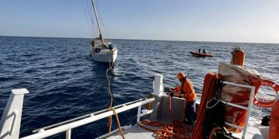 Arızalanan tekneyi Kıyı Emniyet kurtardı