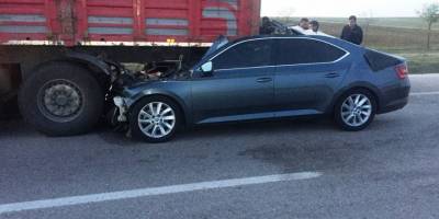 Otomobil, tırın dorsesinin altına girdi