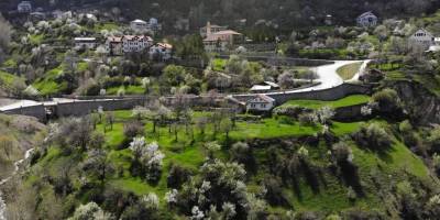 Tarihi köy bahar renklerine büründü, görsel şölen oluştu