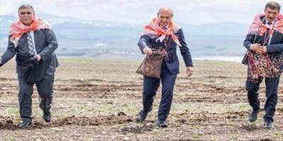 Karataş, Soyer'in tohum ekmede 'devrim' yaratan hallerini çekemedi, yine eleştirdi!