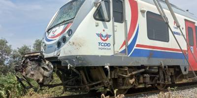 Trenle traktör çarpıştı: 1 ölü