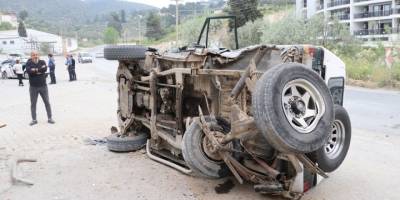 Kuşadası'nda otomobile giren böcek kazaya neden oldu