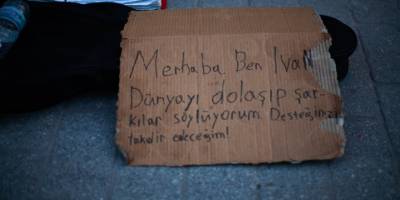 Savaştan kaçtı, gitarıyla dünyayı geziyor