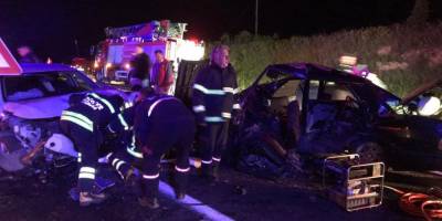 İki otomobil kafa kafaya çarpıştı: Feci kazada 2’si ağır, 3 yaralı