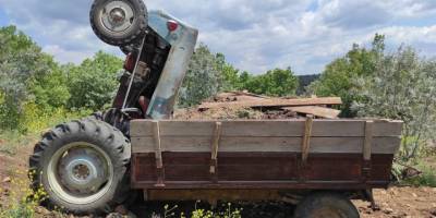 Traktörle römorku arasına sıkışan kadın yaralandı