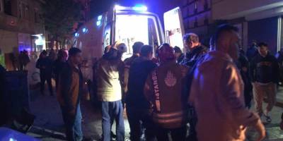 Çekmeköy’de 2 otomobil kafa kafaya çarpıştı: Otomobil dükkana daldı, 3 yaralı