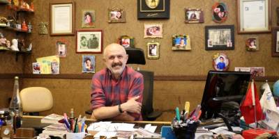 Birçok ülkeye gidiyor, aldıklarını anı olarak sergiliyor