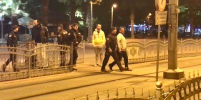 Kentin göbeğindeki parkta kavga çıktı, 1 kişi bıçaklandı