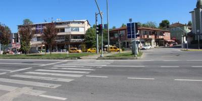 Yolun karşısına geçmeye çalışırken araç çarptı, yerden kalkıp yoluna devam etti