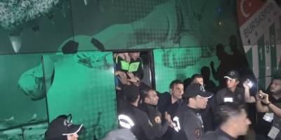 Küme düşen Bursaspor, stadyumdan 3 buçuk saatte çıkamadı