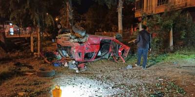 Kontrolden çıkan araç bahçe duvarına çarparak takla attı: 2 ölü, 1 yaralı