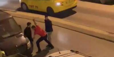 İstanbul'da anneleri boşanan ikiz kardeşi sopayla döven amcalar yakalandı