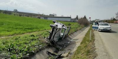 Bariyerlere çarpıp şarampole yuvarlandılar: 1 ölü, 2 yaralı