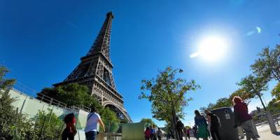 Eyfel Kulesi en hareketli günlerini yaşıyor