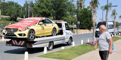 Aldığı lüks otomobil ile hayal kırıklığı yaşayan adam, araca çekici üzerinde şehir turu attırdı