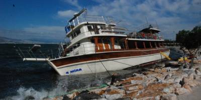 İzmir’de şiddetli rüzgar tekneyi devirdi