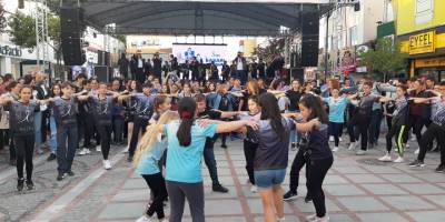 Edirne'de 1919 kişi aynı anda halay çekti