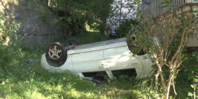 Fren yerine gaza bastı, otomobil evin bahçesine uçtu