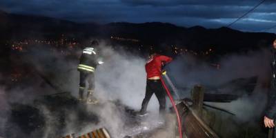 Oltu’da iki ev, bir ahır ve odunluk kül oldu