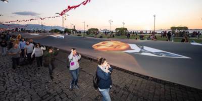 Binlerce İzmirli genç, 350 metrelik Atatürk posterini taşıdı