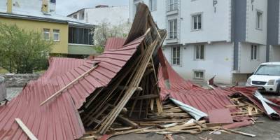 Kars'ta fırtına çatıları uçurdu