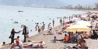 Yaylalarında karla mücadele edilen Antalya’da sahil hınca hınç doldu