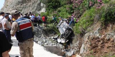 Hatay'da kaza: Araçta mahsur kalan yaralı kurtarıldı