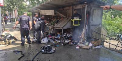 Çıkan yangında çakmak gazı tüpleri bomba gibi patladı