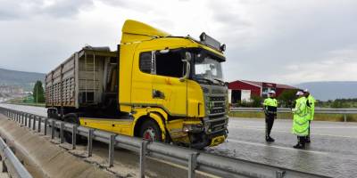 D100'deki kazada tır şoförü camdan atladı