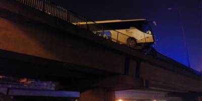 YOLCU DOLU OTOBÜS TEM'DE KONTROLDEN ÇIKIP VİYADÜKTE ASILI KALDI