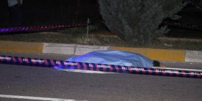 Karayolunda karşıdan karşıya geçmek isterken canından oldu