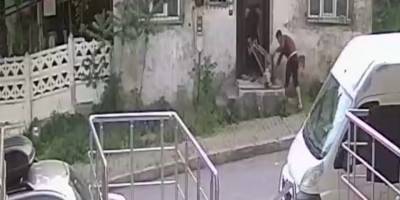 Sürünerek girdikleri evden kapıyı kırarak çıktılar