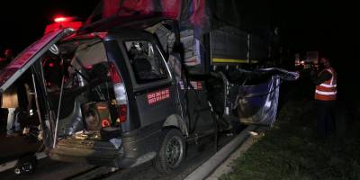 Hafif ticari araç tıra arkadan çarptı: 3 ölü