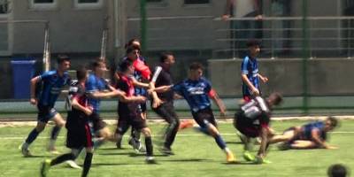 Amatör maçta önce tekmeler sonra kartlar havada uçuştu!