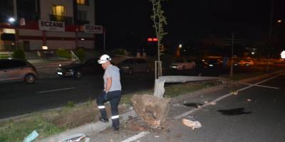 Çorlu’da hayrete düşüren kaza: Çarptığı direği yerinden çıkardı, aracını üzerinden kurtarıp kaçtı