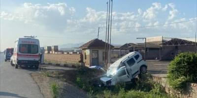 Afyonkarahisar'da hafif ticari araç şarampole devrildi, 1 kişi öldü, 1 kişi yaralandı