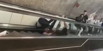 Metroda pes dedirten kavga: Yürüyen merdivenlerde yuvarlanarak kavga ettiler