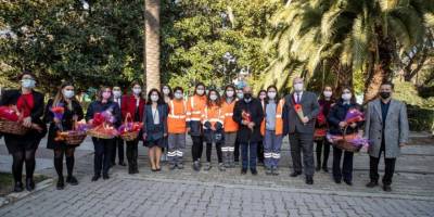 Başkan Soyer, kadınlara karanfil dağıttı