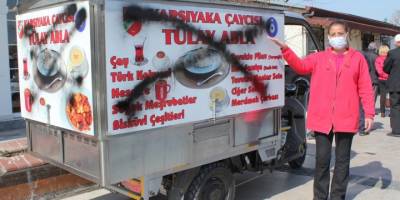 Ekmeğinin peşinde olan kadının seyyar aracına çirkin saldırı