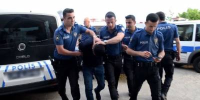 Kavgayı ayırmaya çalışan polisi bıçakladı