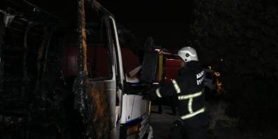 Elektrik kontağından çıkan yangında kamyon kül oldu