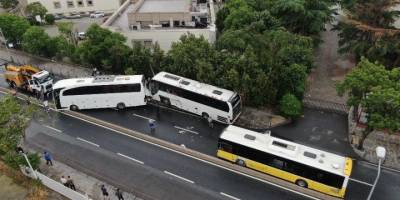 Üsküdar'da İETT otobüsü ile iki tur otobüsü çarpıştı, ortalık savaş alanına döndü