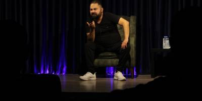 Adliyede avukat, sahnede komedyen