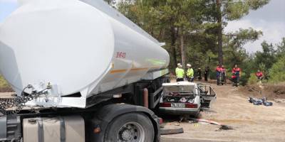 Denizli'de akaryakıt tankerinin çarptığı otomobildeki 3 kişi öldü