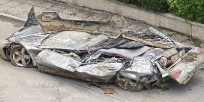 Ankara’da istinat duvarının altında kalan otomobil adeta kağıda döndü