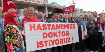 Uzman doktor isteyen muhtarlardan basın açıklaması