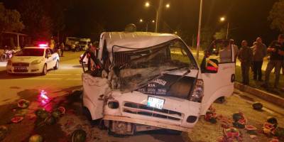 Osmaneli'de kamyonet kaza yaptı, karpuzlar yola saçıldı