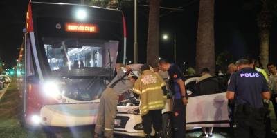 Yoldan çıkan araç tramvayla çarpıştı: 1 yaralı